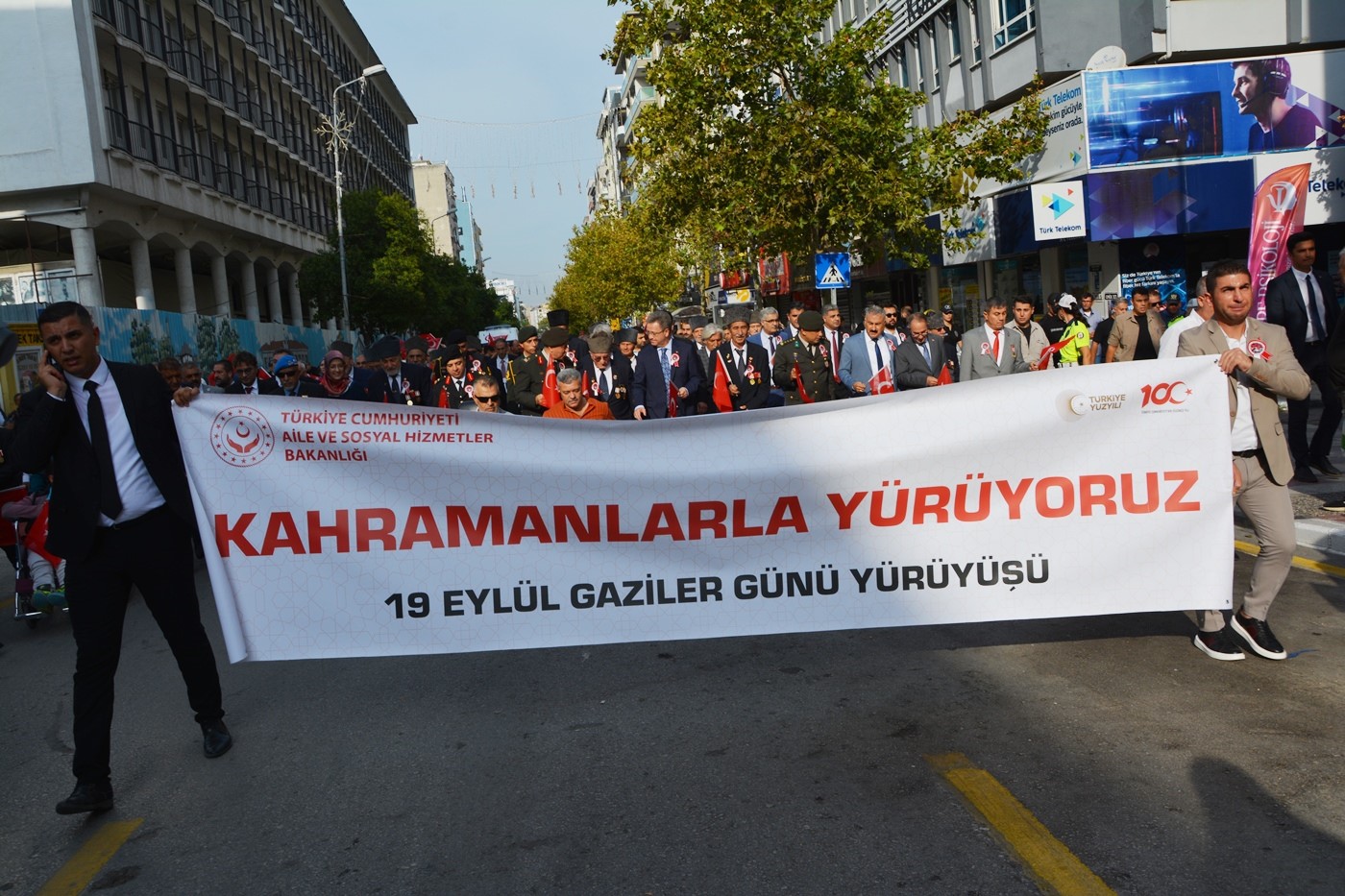 Kahramanlarla birlikte yürüdüler
