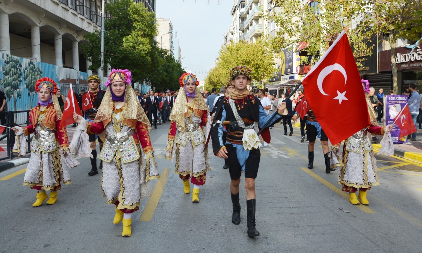 Kahramanlarla birlikte yürüdüler
