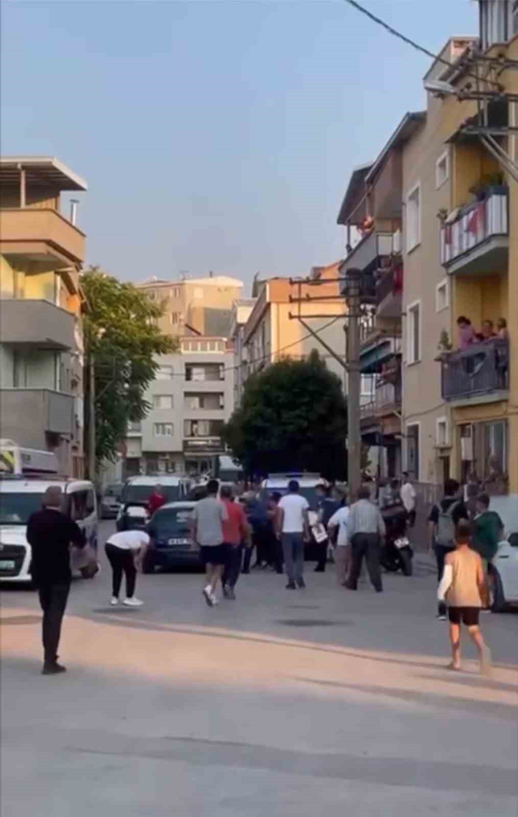 Bursa’da sokakta karşılaştığı husumetlisini bıçaklayarak ağır yaraladı, o anlar kamerada
