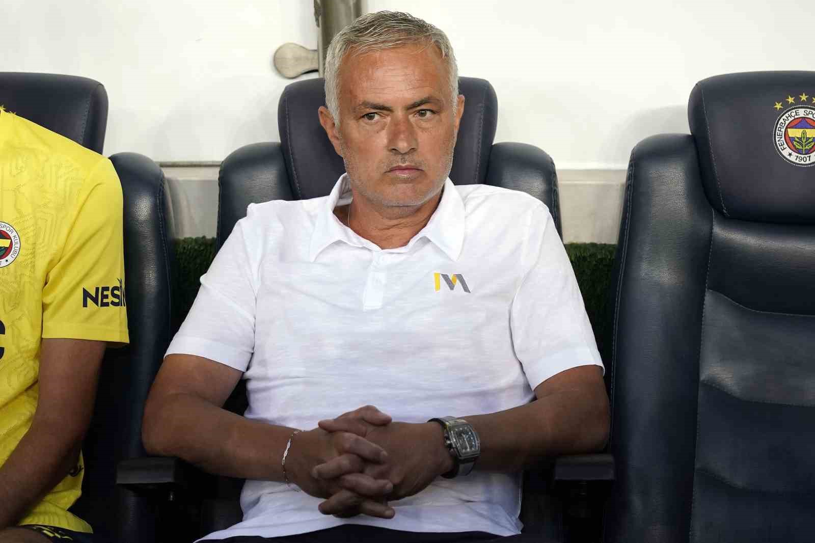 Jose Mourinho, Fenerbahçe’de ilk derbisine çıkacak
