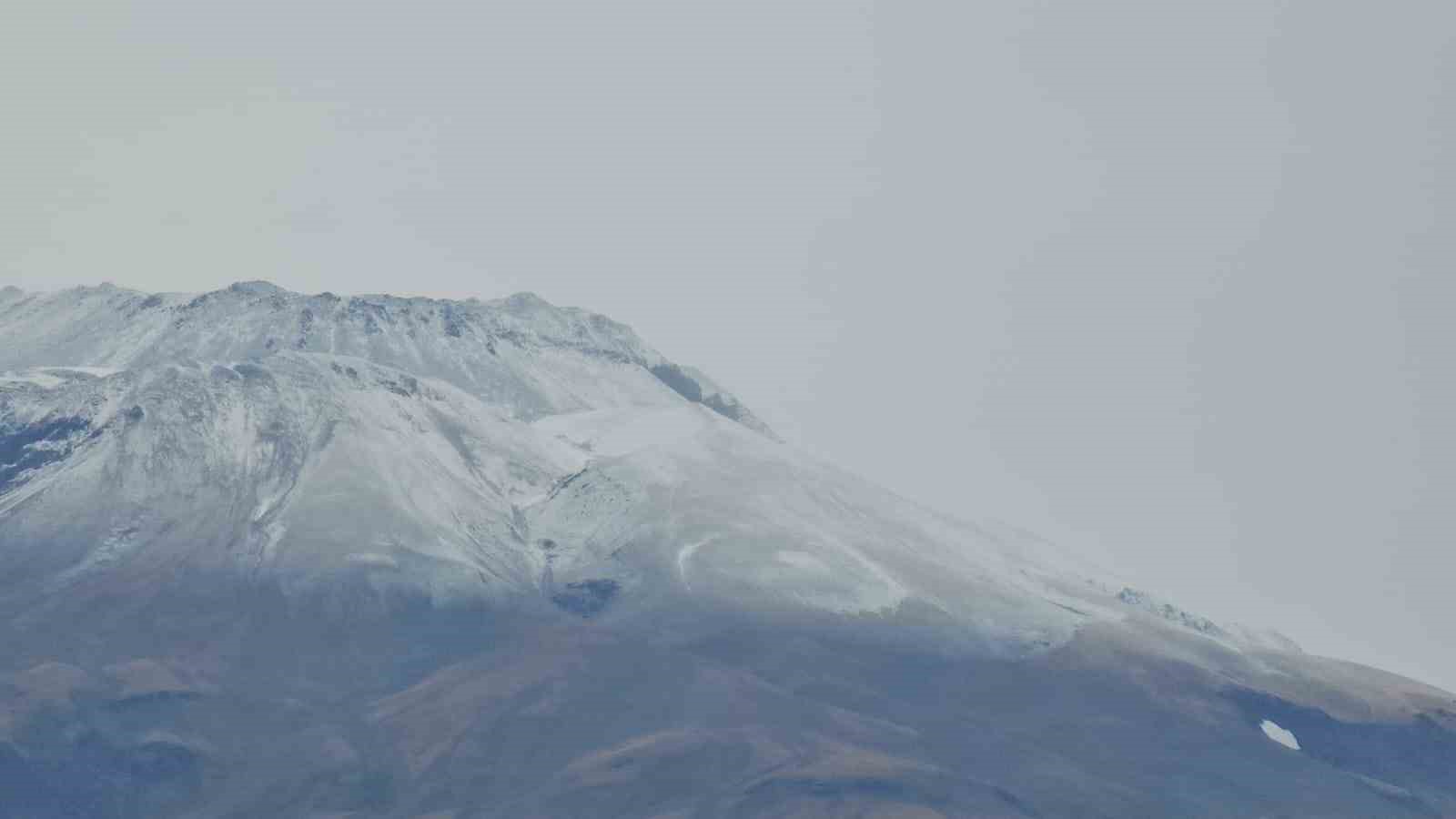 Süphan Dağı’na mevsimin ilk karı yağdı
