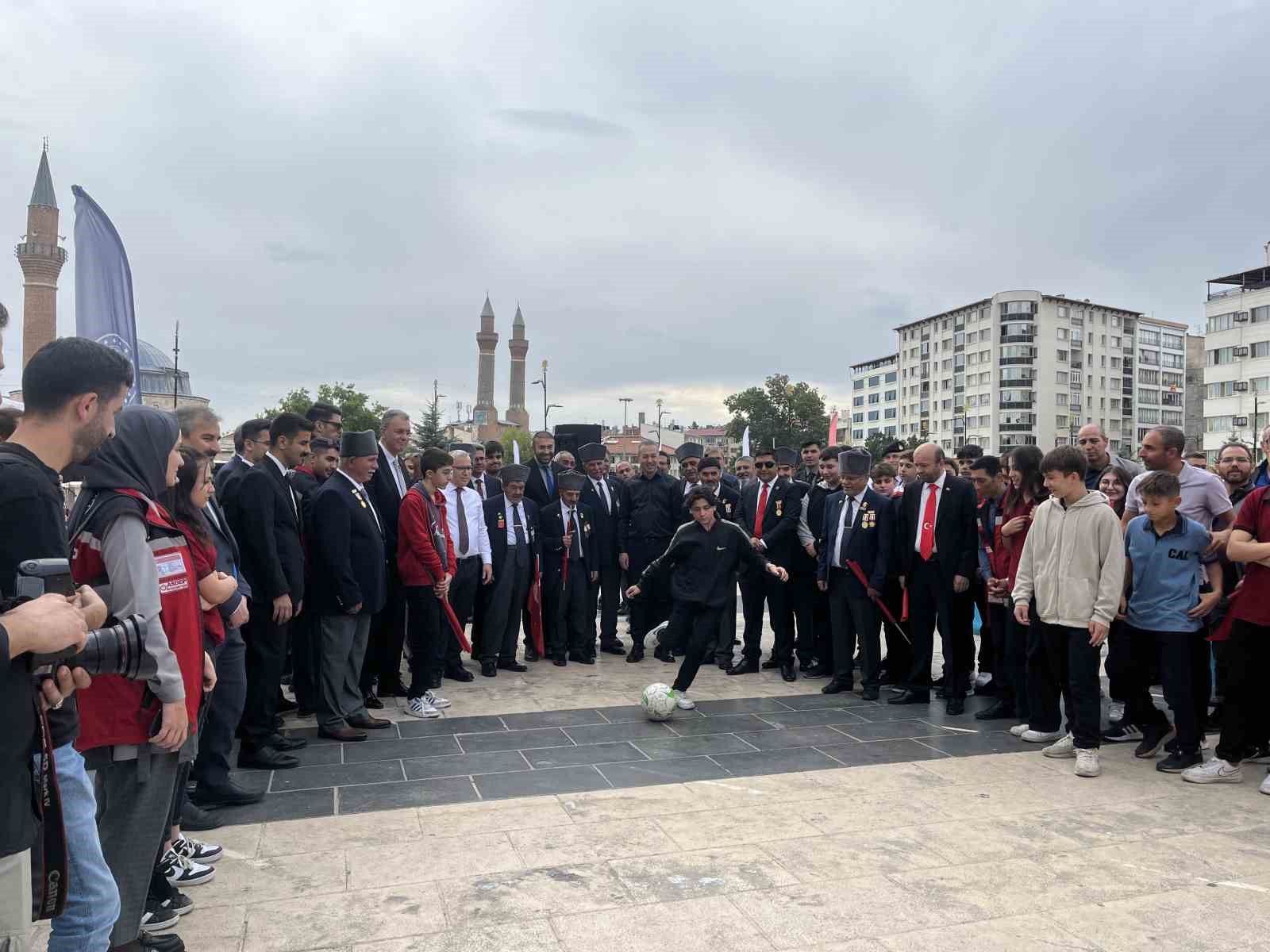 Sivas’ta gazilerin gururlu yürüyüşü
