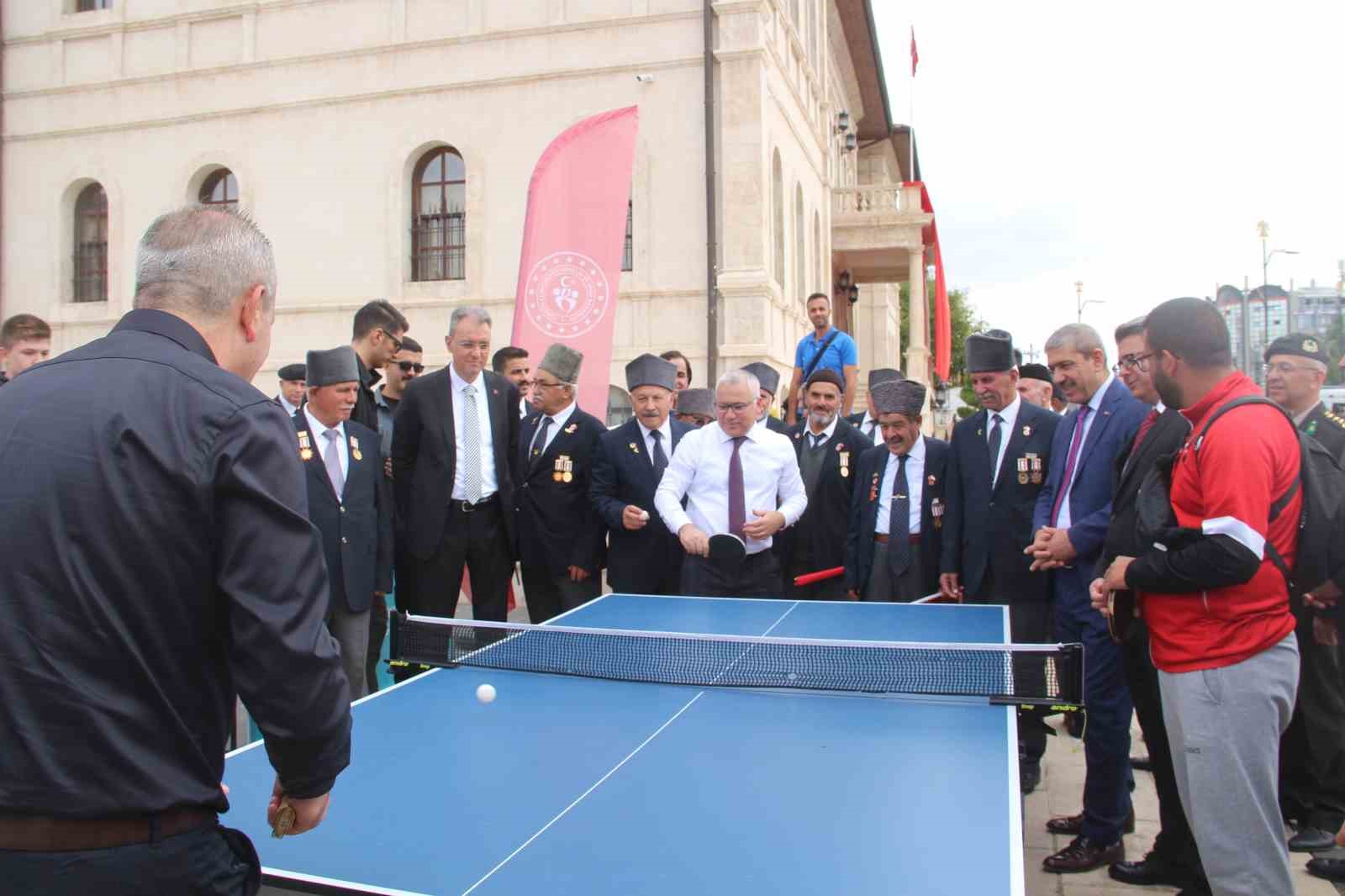 Sivas’ta gazilerin gururlu yürüyüşü
