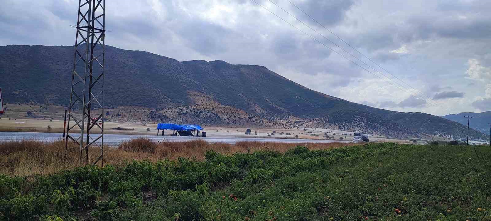 Tatvan’da dolu yağışı etkili oldu: Ekinler zarar gördü, yollar su altında kaldı
