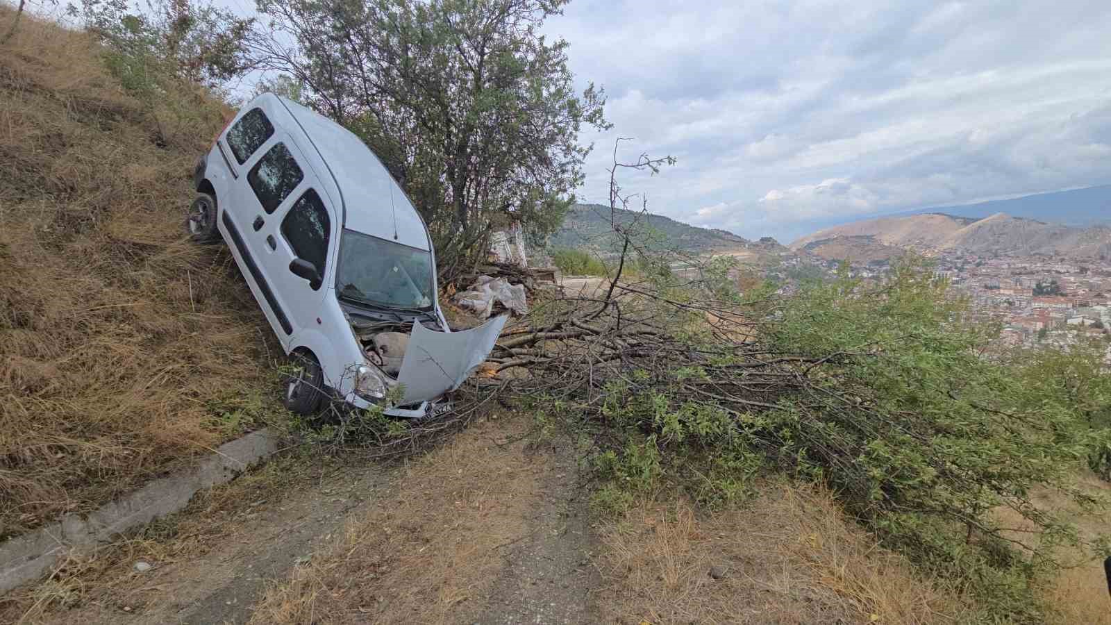 Tokat’ta uçuruma yuvarlanan araç ağaca çarparak durdu
