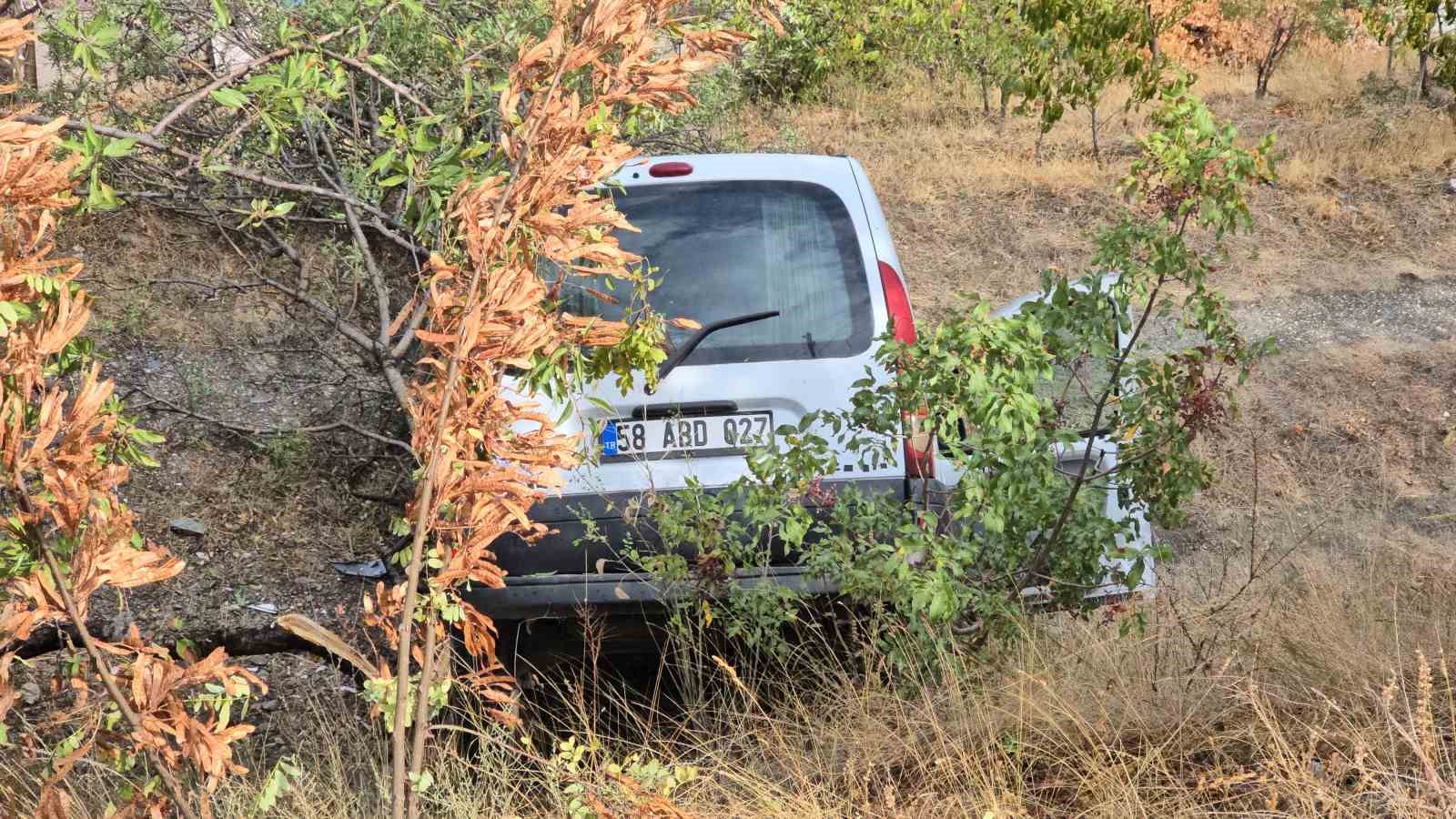 Tokat’ta uçuruma yuvarlanan araç ağaca çarparak durdu
