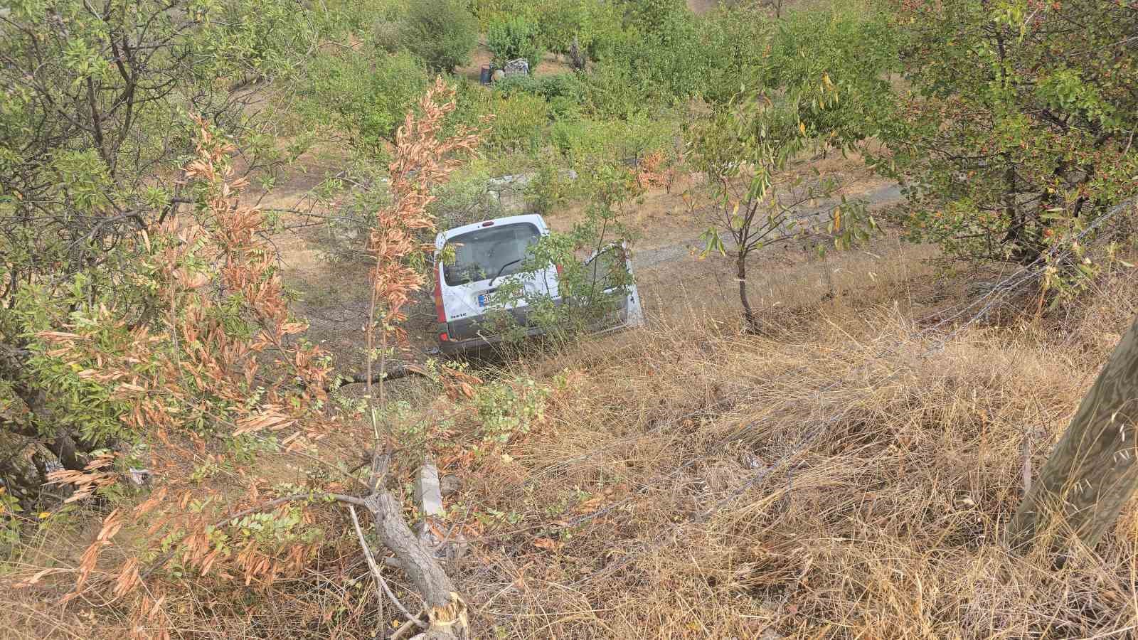 Tokat’ta uçuruma yuvarlanan araç ağaca çarparak durdu
