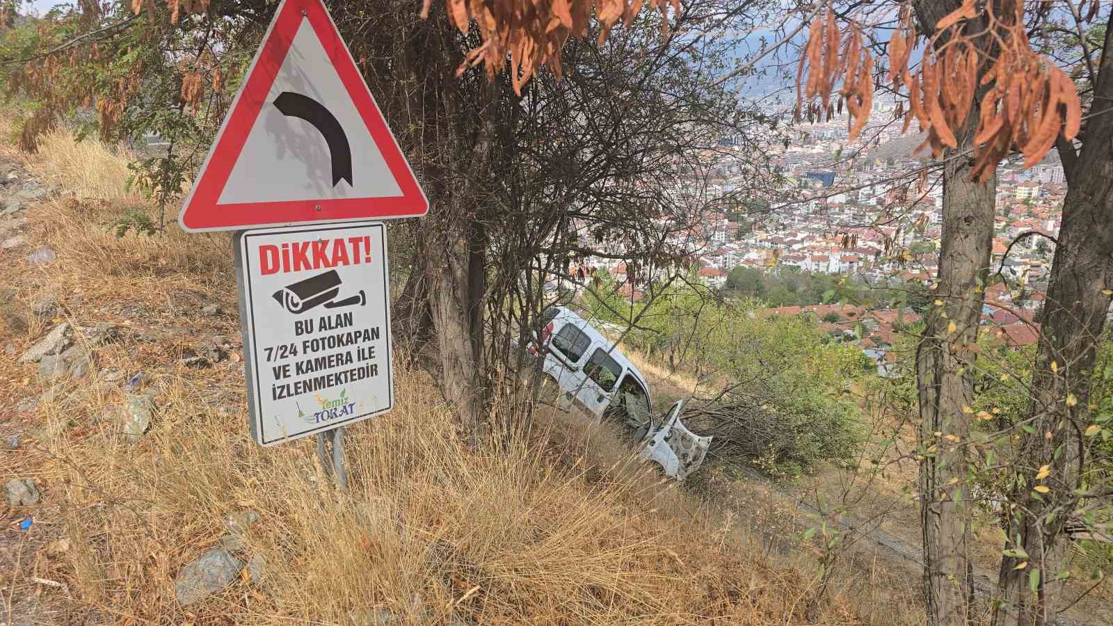 Tokat’ta uçuruma yuvarlanan araç ağaca çarparak durdu
