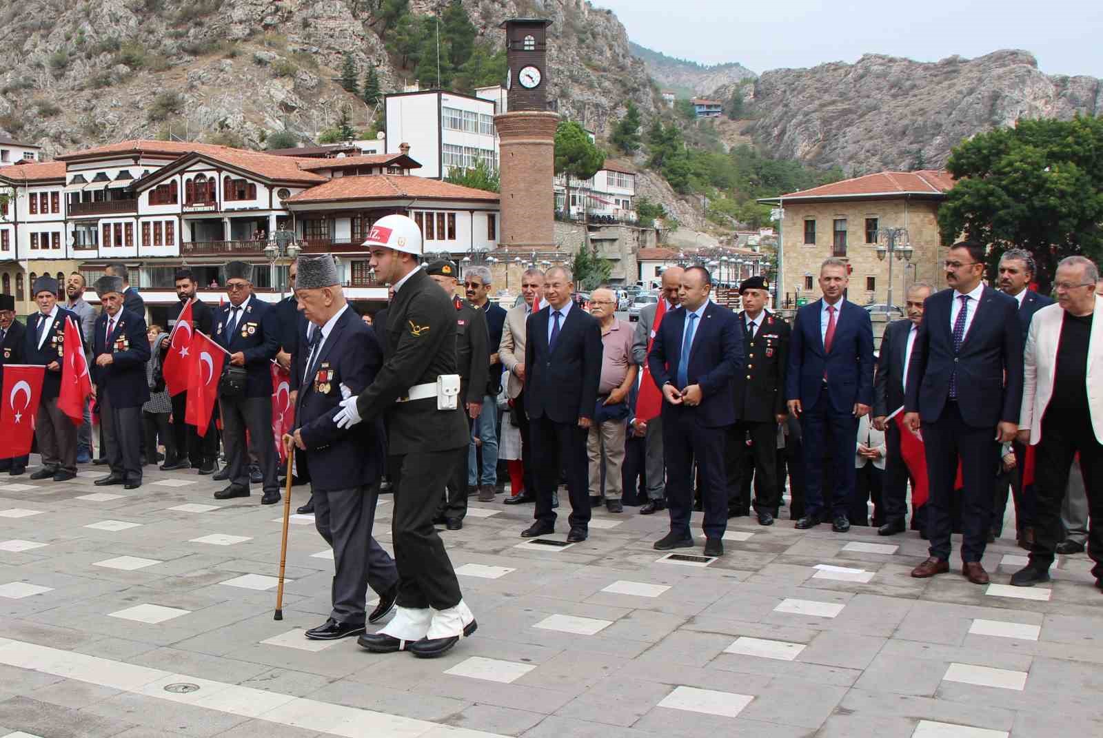 Mehmetçik gaziye omuz verdi
