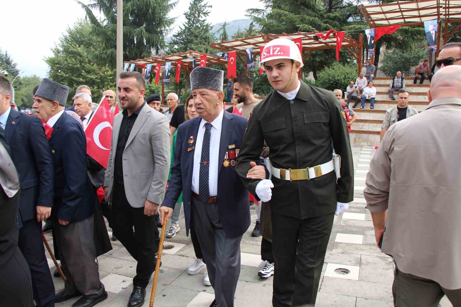 Mehmetçik gaziye omuz verdi
