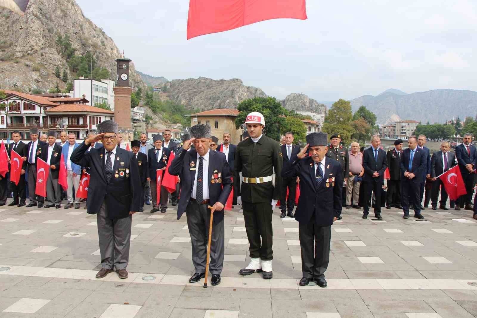 Mehmetçik gaziye omuz verdi
