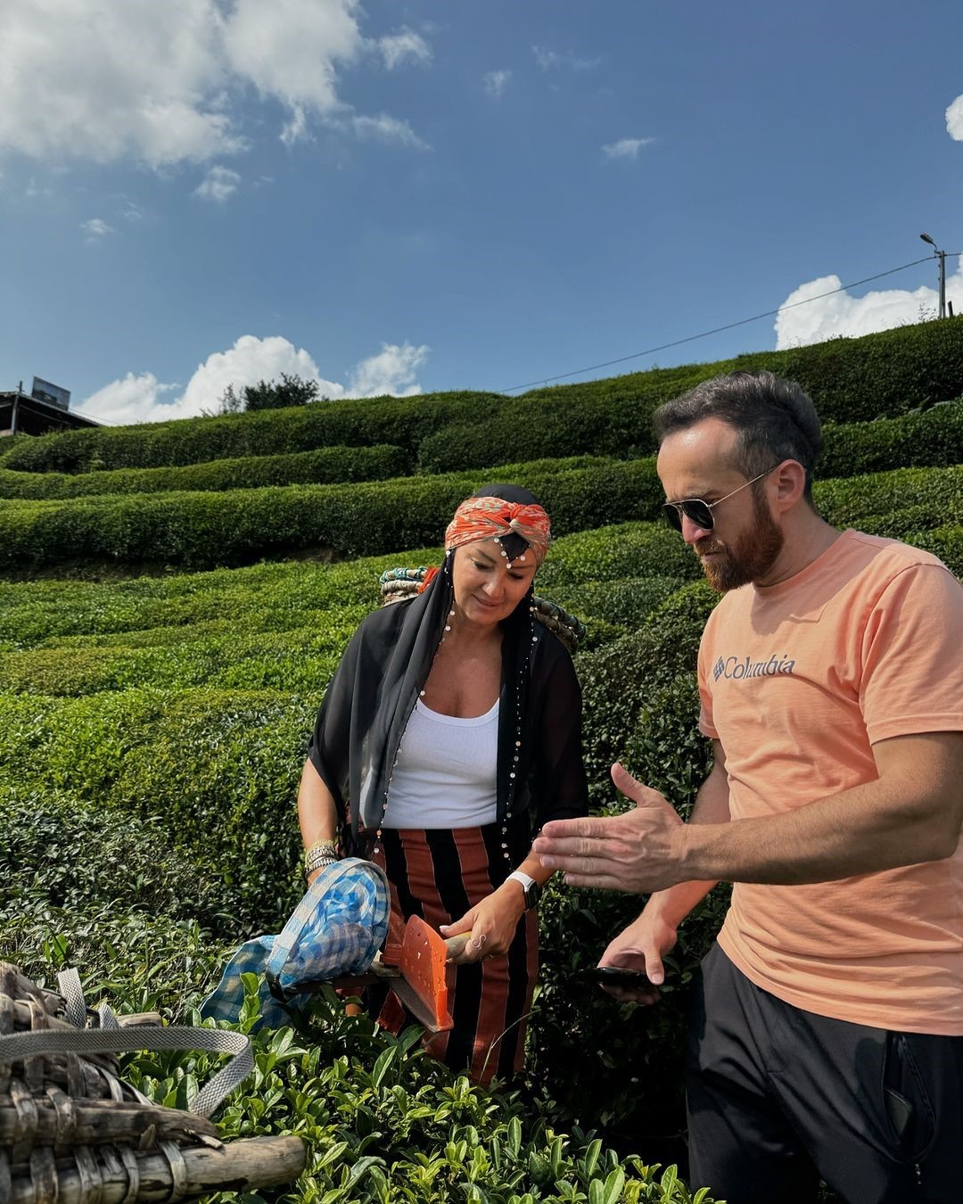 Pınar Altuğ Atacan Rize’de bahçeye girip çay topladı
