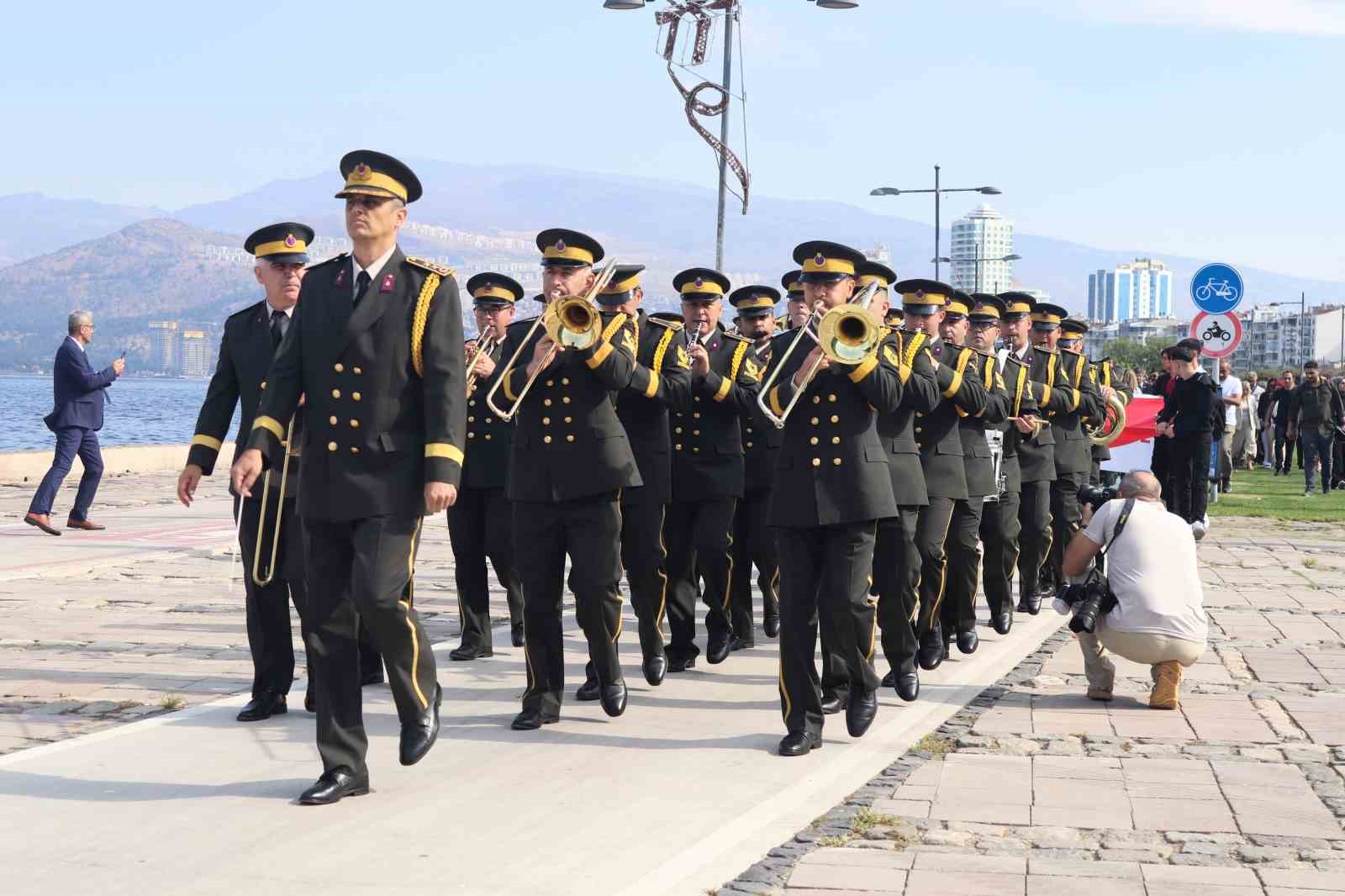 İzmir’de gaziler ‘kahramanlarla yürüyoruz’ sloganıyla yürüdü
