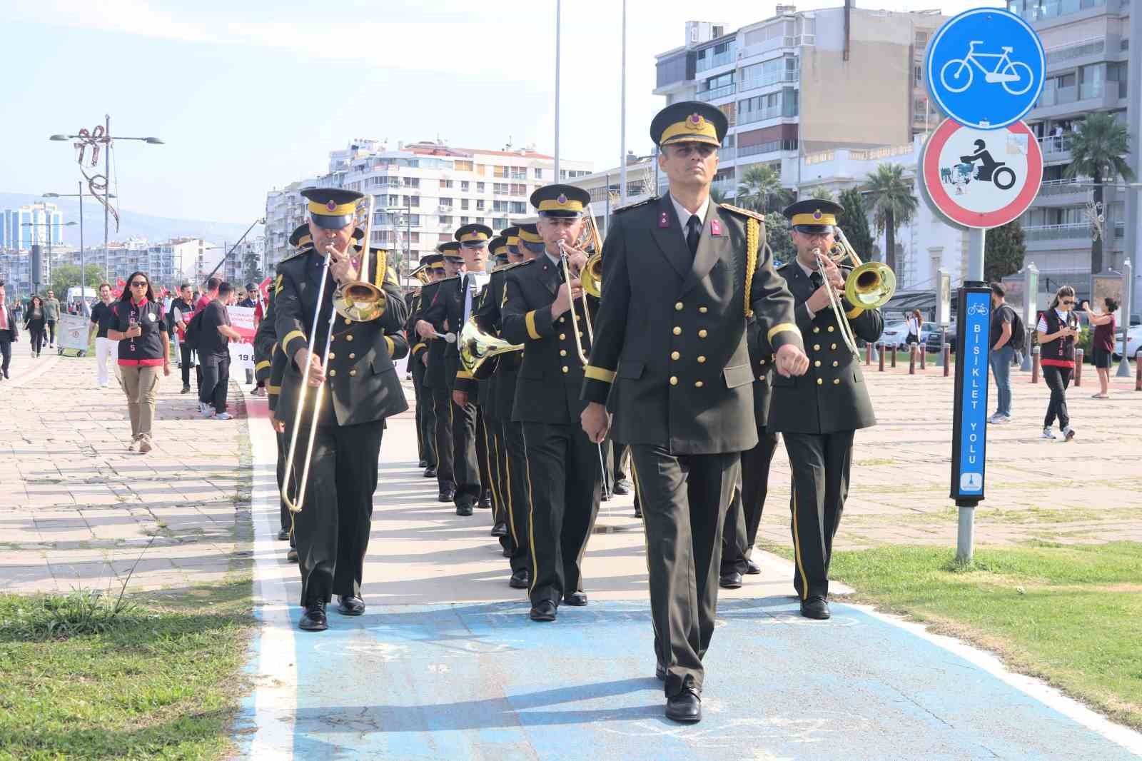 İzmir’de gaziler ‘kahramanlarla yürüyoruz’ sloganıyla yürüdü
