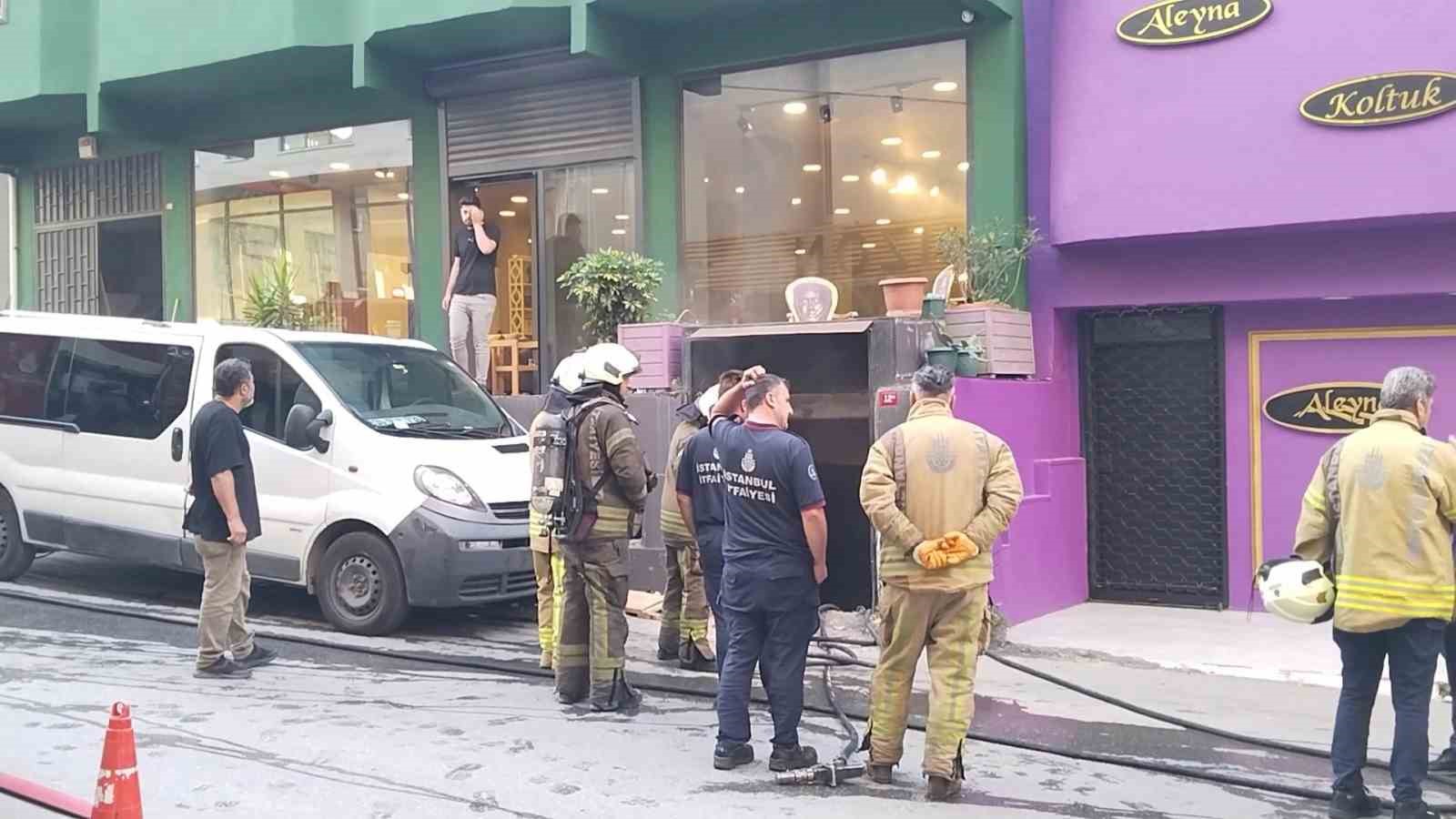 Ümraniye’de mobilya üretim atölyesinde çıkan yangın korkuttu
