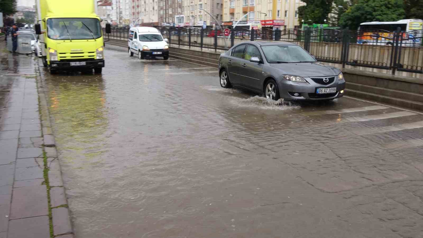 Yozgat’ta sağanak yolları göle çevirdi, sürücüler zor anlar yaşadı
