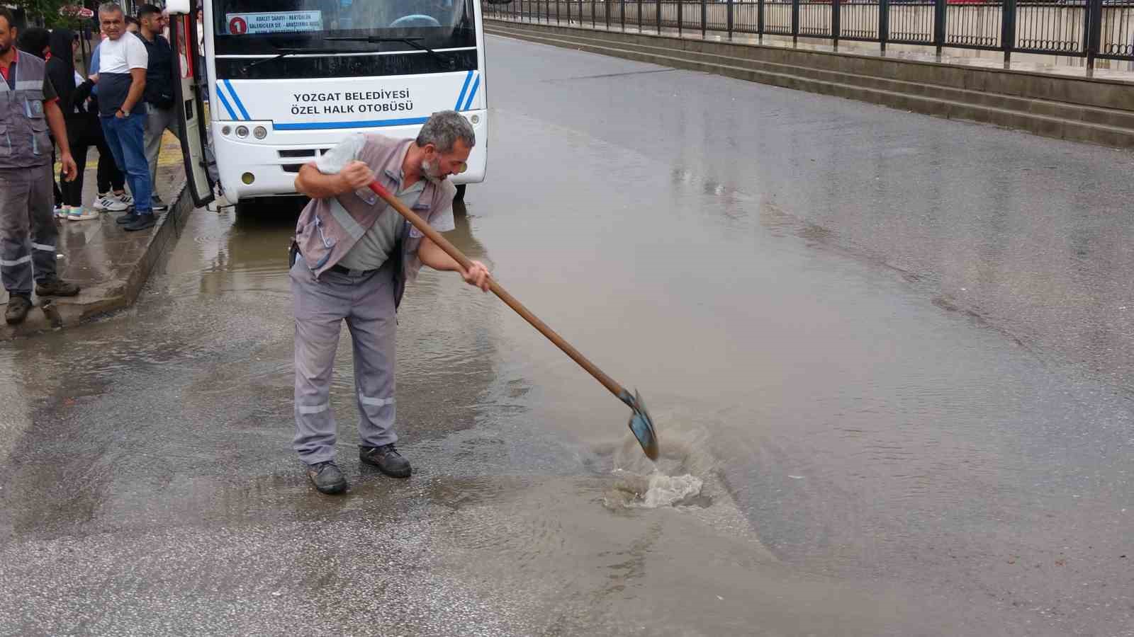 Yozgat’ta sağanak yolları göle çevirdi, sürücüler zor anlar yaşadı
