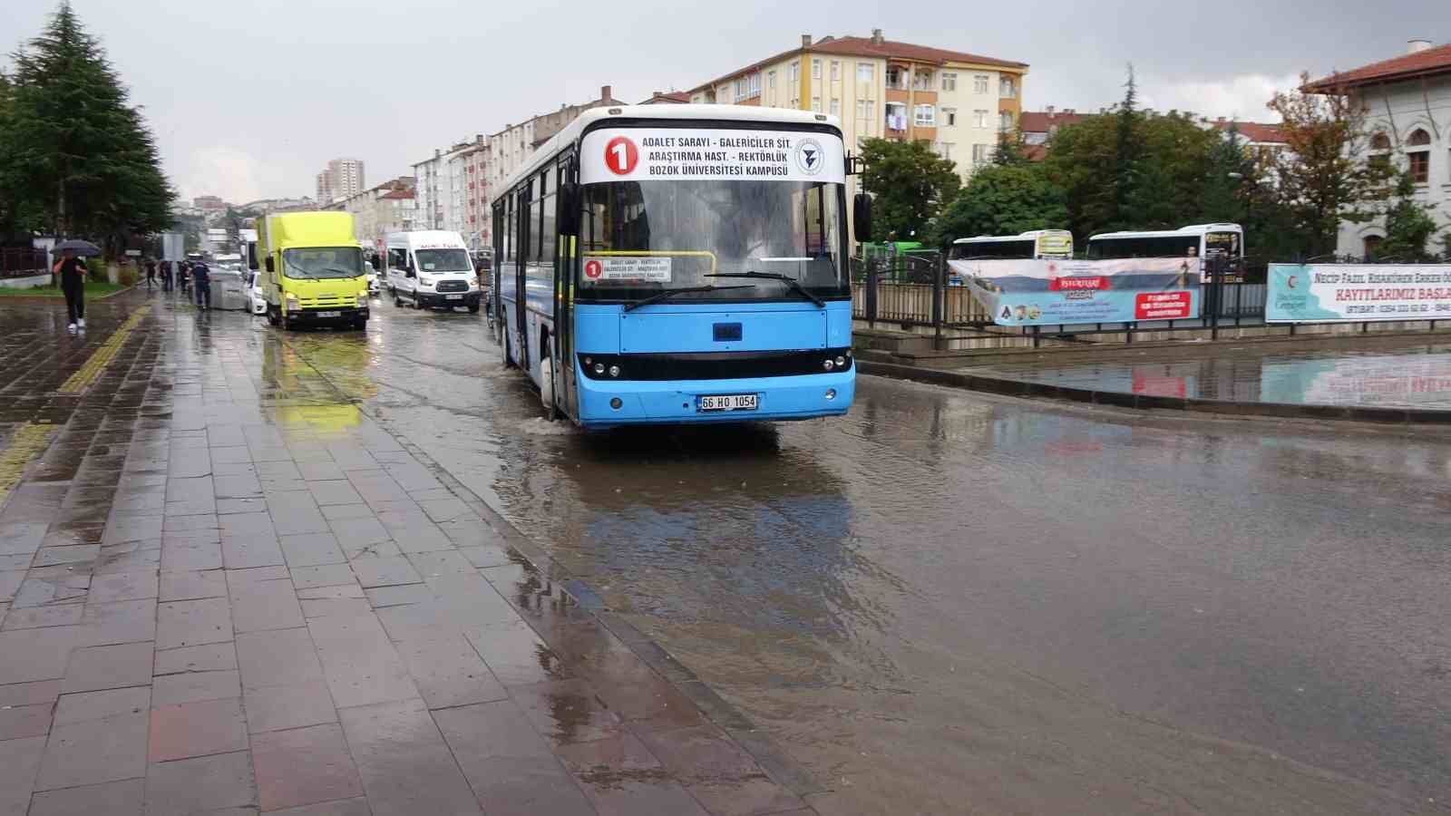 Yozgat’ta sağanak yolları göle çevirdi, sürücüler zor anlar yaşadı
