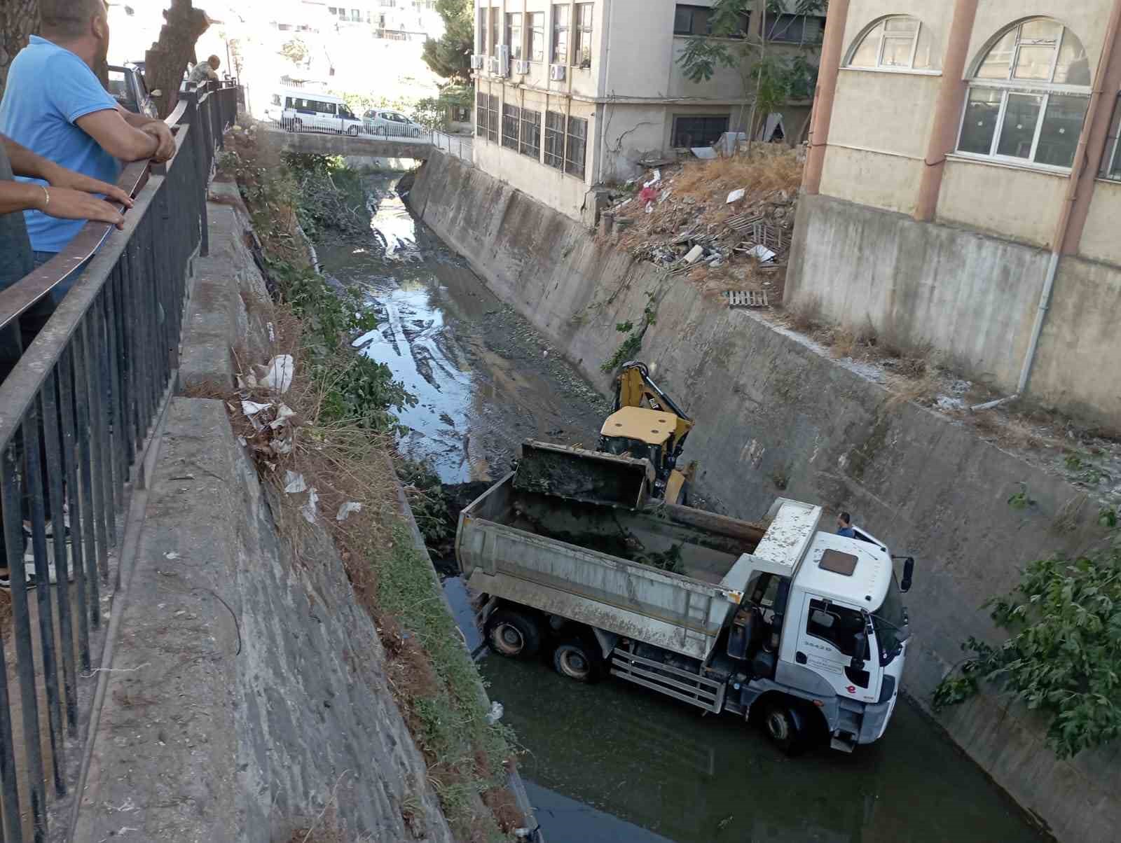 Tabakhane Deresi’nde temizlik çalışmaları sürüyor
