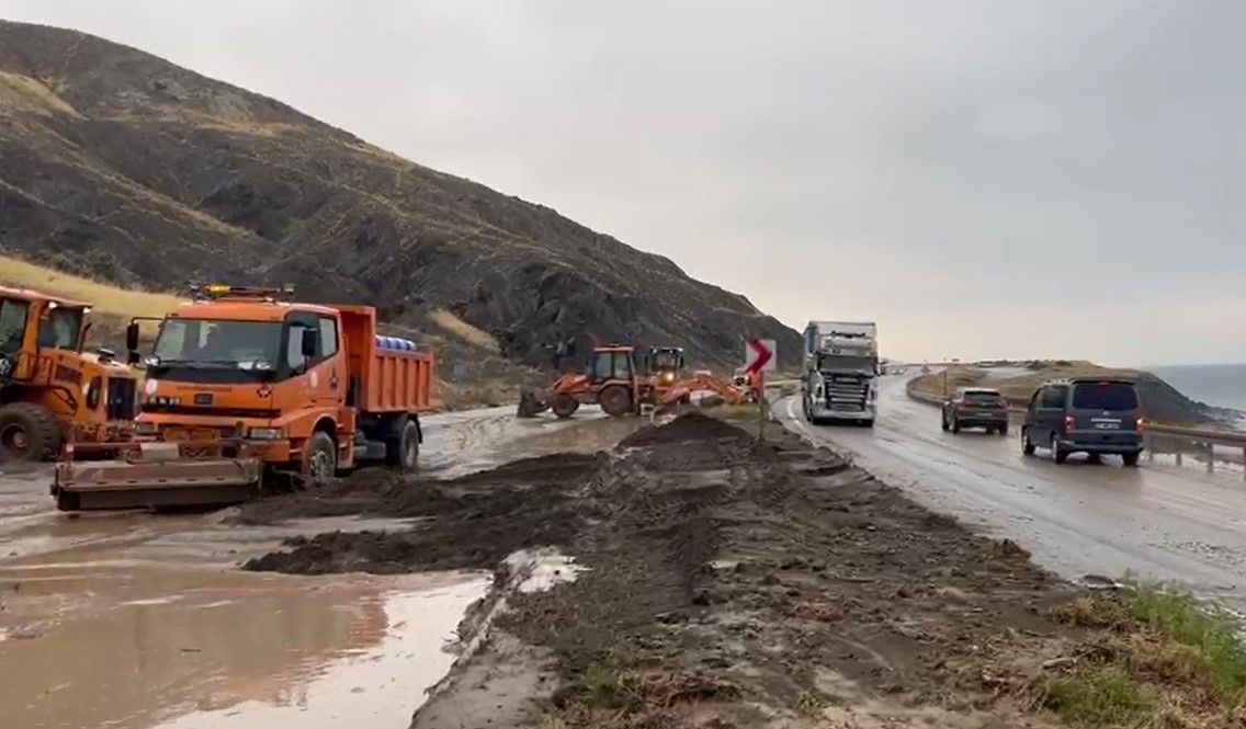 Ahlat-Adilcevaz kara yolunda heyelan
