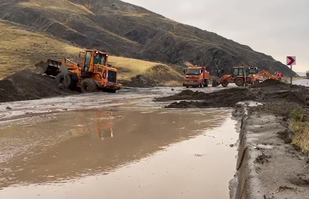 Ahlat-Adilcevaz kara yolunda heyelan
