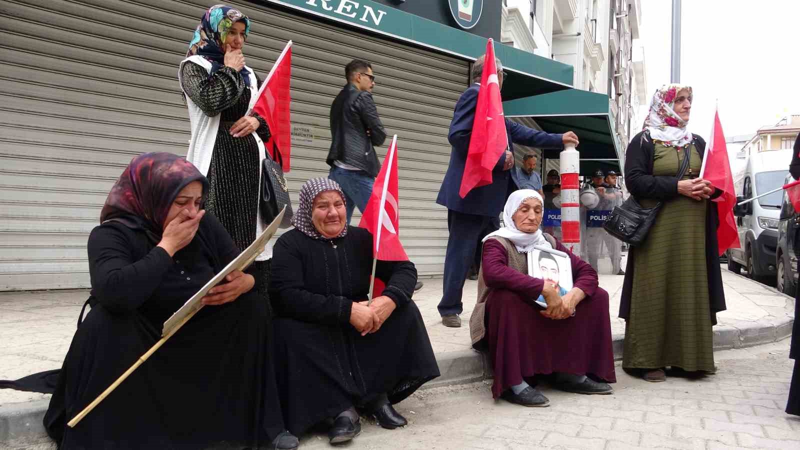 Hakkarili anne: “Bir oğlumu infaz ettiler, diğer oğluma kavuşmak istiyorum”
