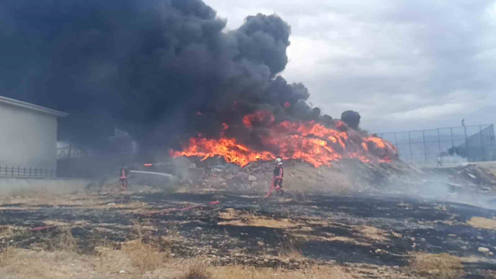 Hurdalık alanda çıkan yangında alevler göğe yükseldi
