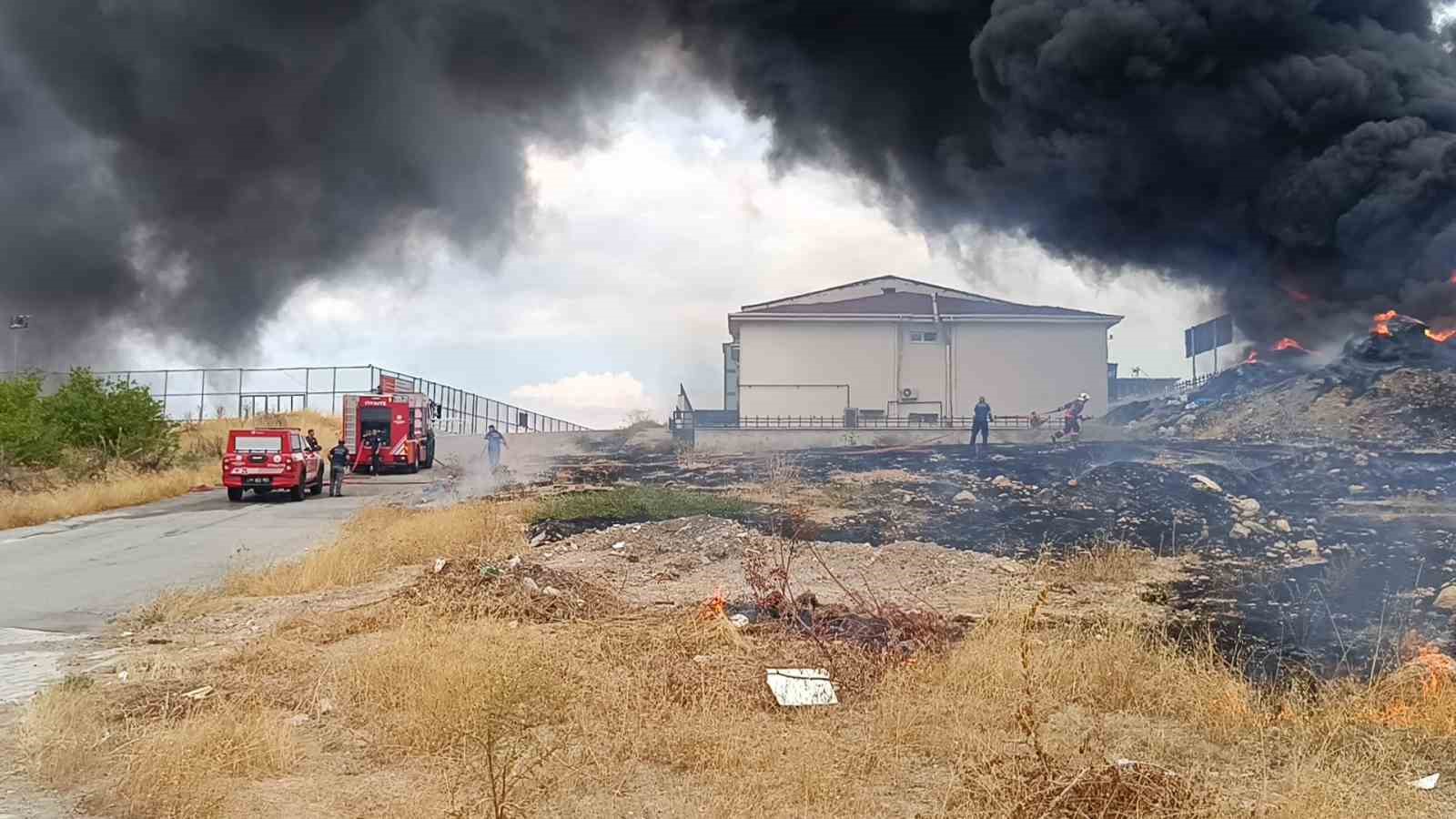 Hurdalık alanda çıkan yangında alevler göğe yükseldi
