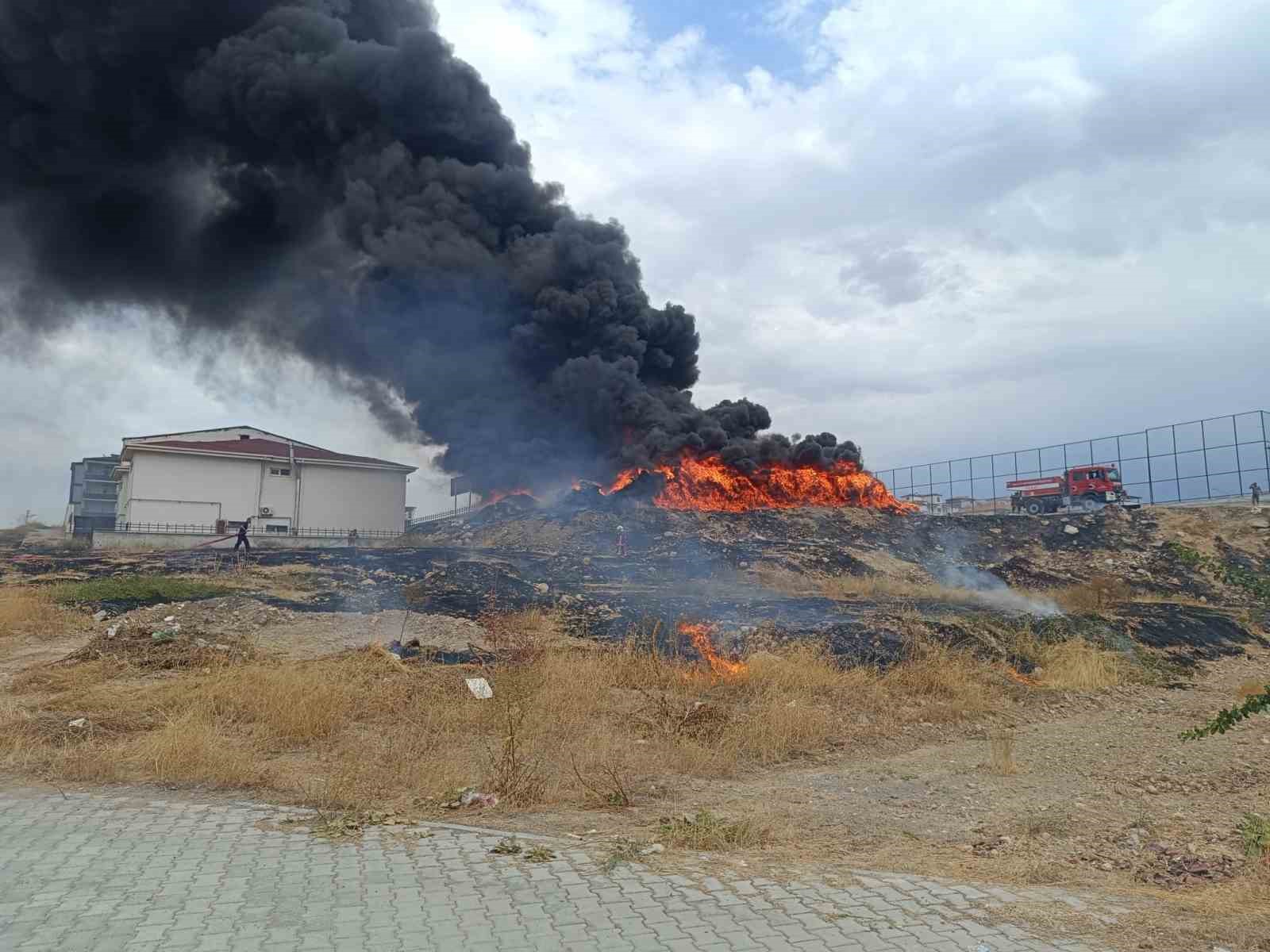 Hurdalık alanda çıkan yangında alevler göğe yükseldi
