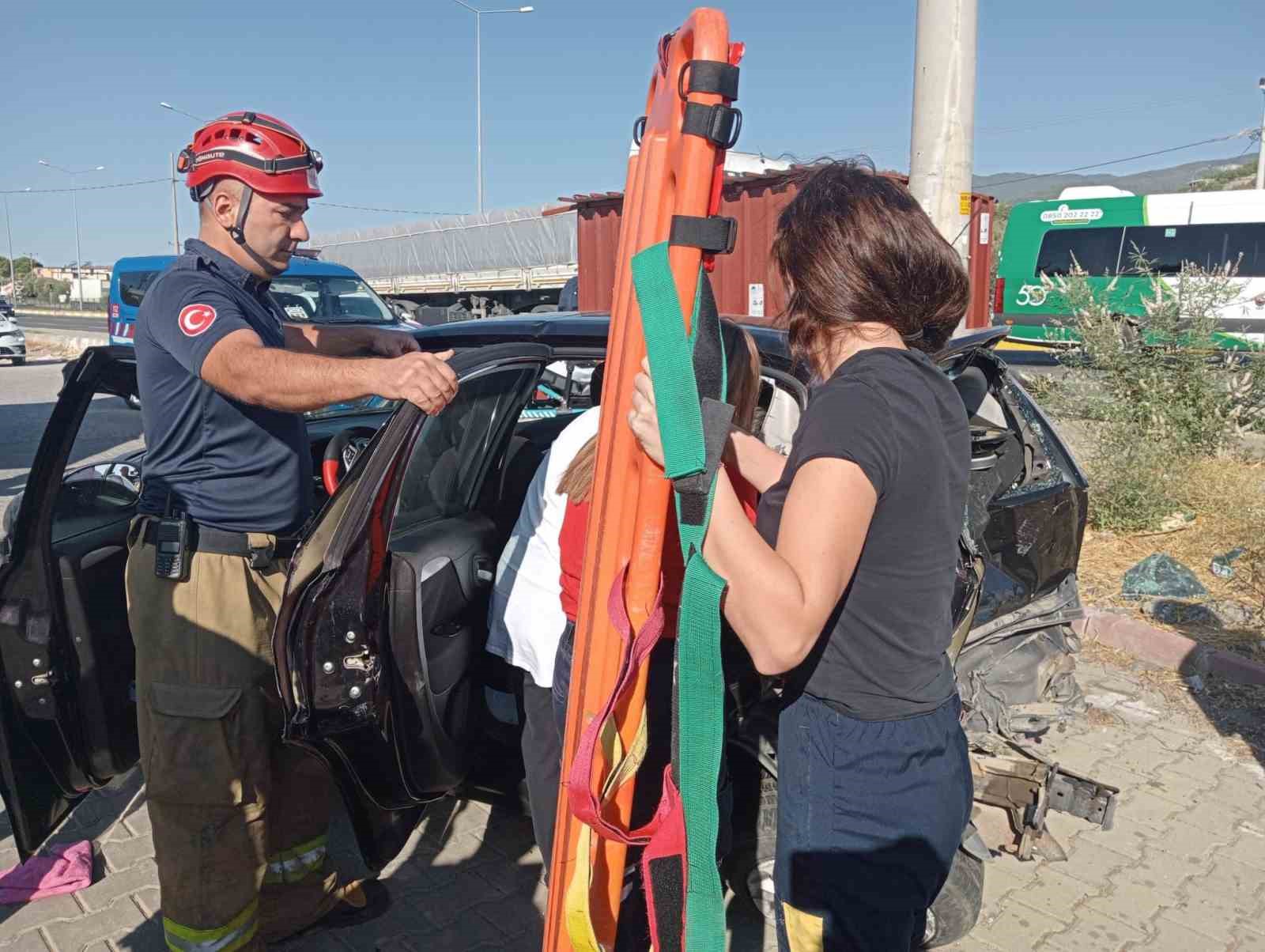 Edremit’te 3 araç trafik kazası yaptı; 4 yaralı
