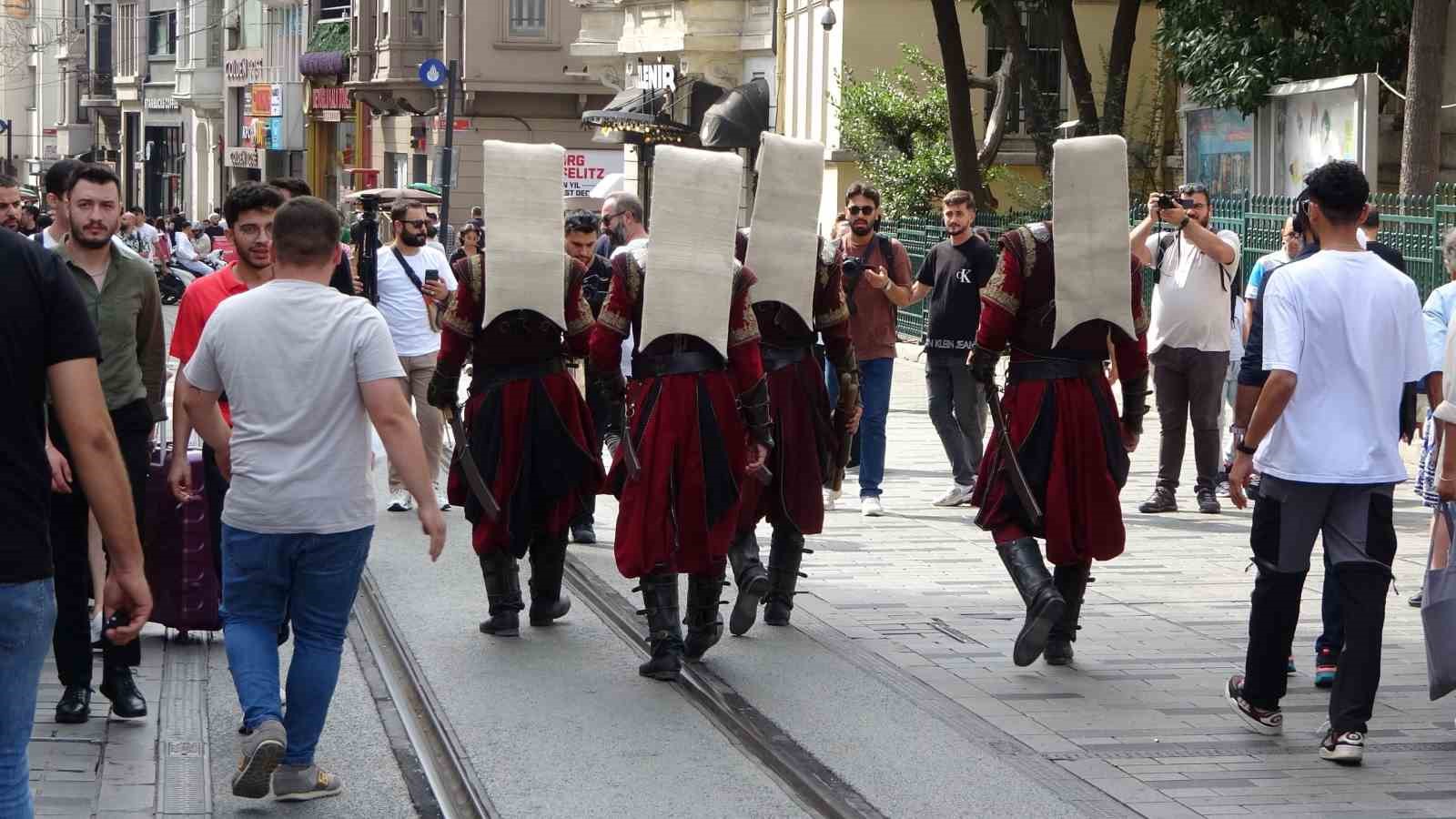 Taksim’de Yeniçeriler dizinin yeni sezonunu duyurdu, vatandaşlar o anları kayda aldı
