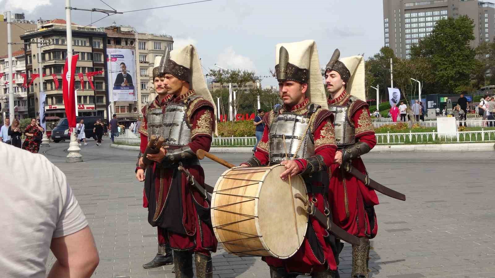 Taksim’de Yeniçeriler dizinin yeni sezonunu duyurdu, vatandaşlar o anları kayda aldı
