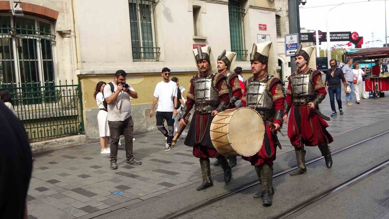 Taksim’de Yeniçeriler dizinin yeni sezonunu duyurdu, vatandaşlar o anları kayda aldı
