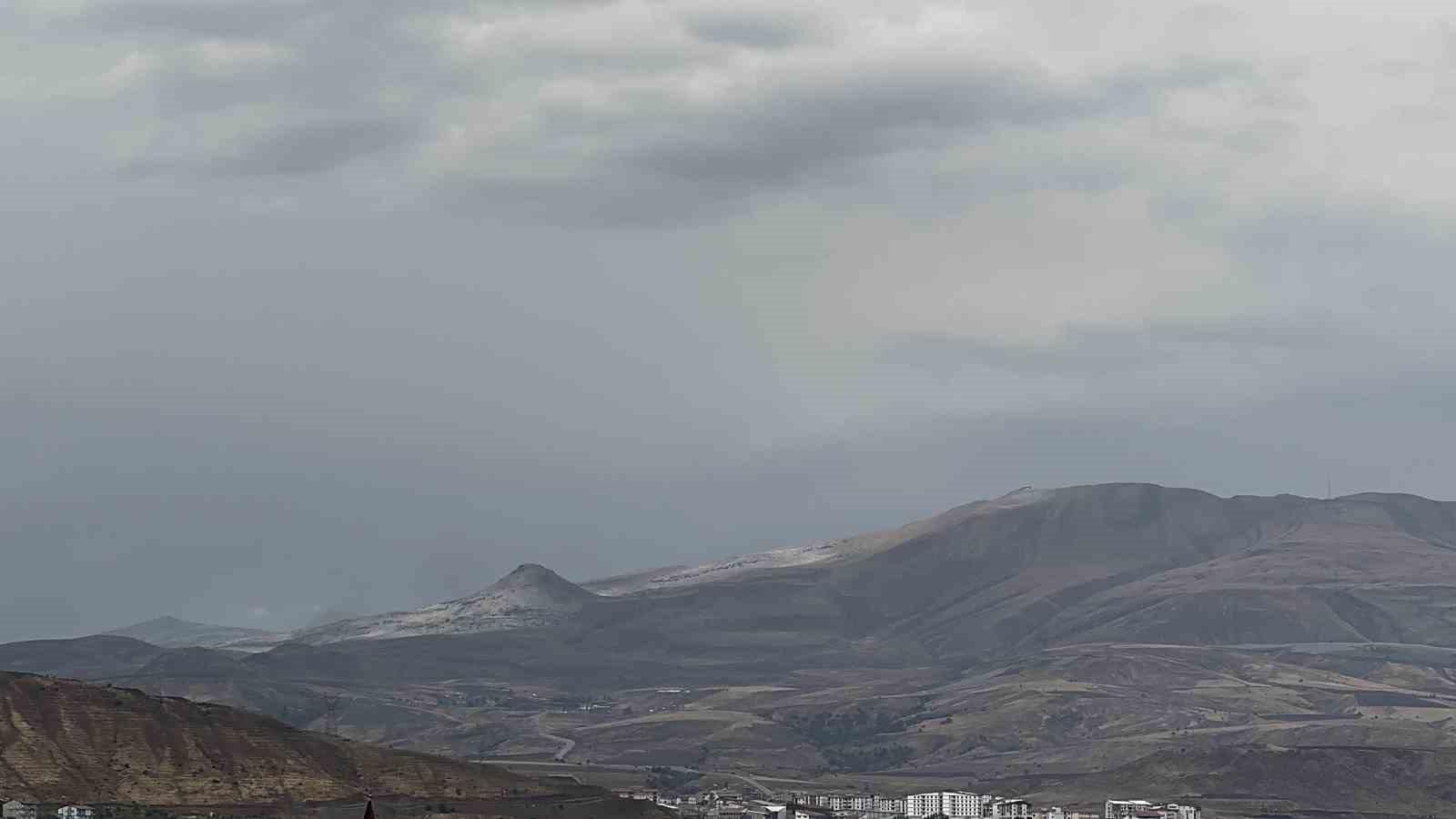 Tatvan’da yüksek kesimlere kar yağdı
