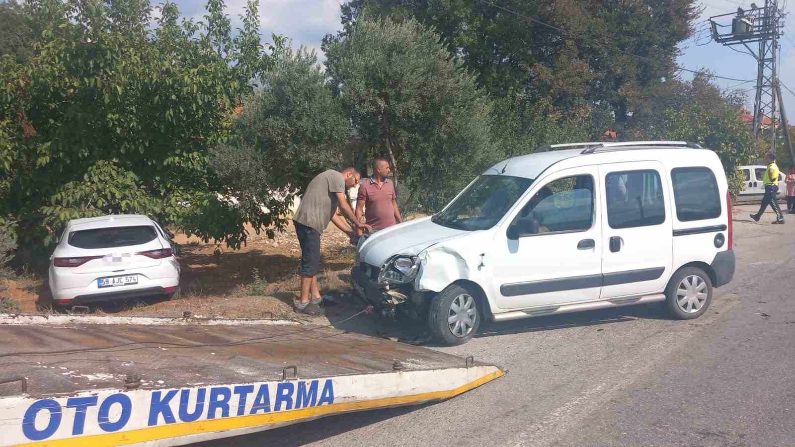 Ticari araçla çarpışan otomobil, bir evin bahçesine daldı
