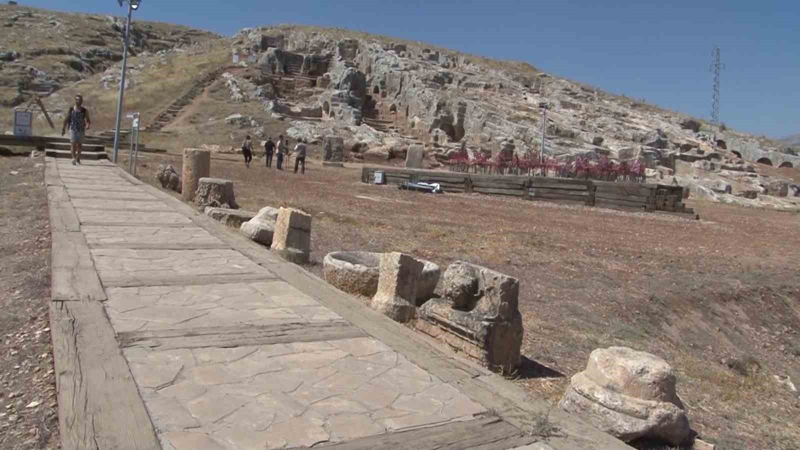 Tarihi objeler 40 yıl sonra yeniden Perre Antik Kent’te sergilenmeye başladı
