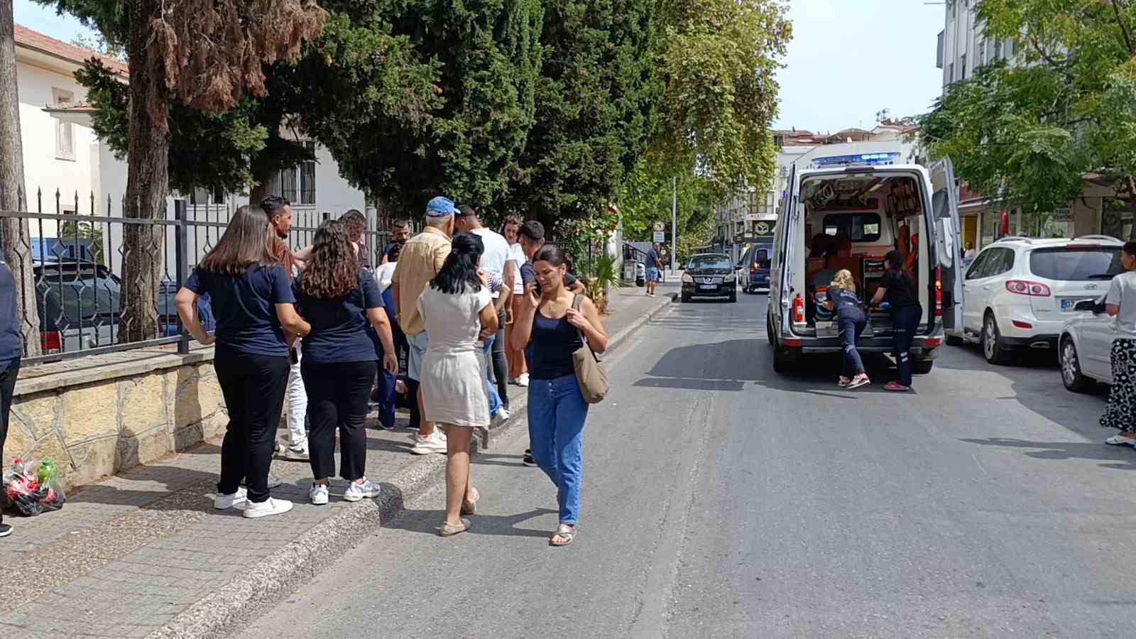 Arkadaşıyla yürürken bir anda yere yığılıp kaldı
