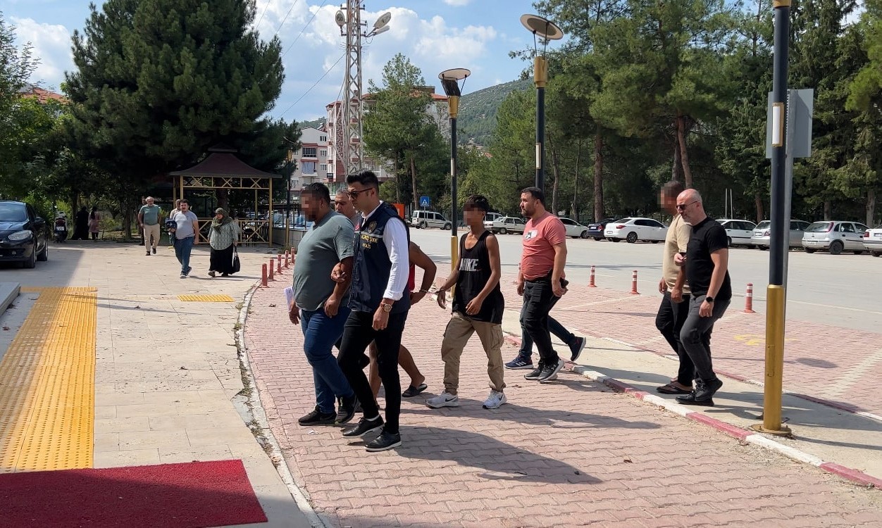 Gözü dönmüş hırsızlar aynı gece 4 elektrikli motosiklet çaldı, kameralardan kaçamadı
