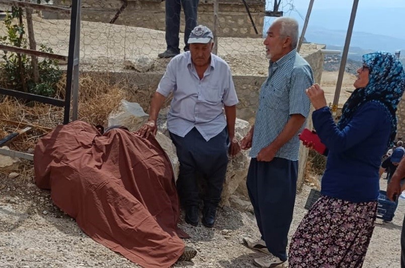 Mersin’de aynı aileden 3 kişi yol tartışmasında öldürüldü
