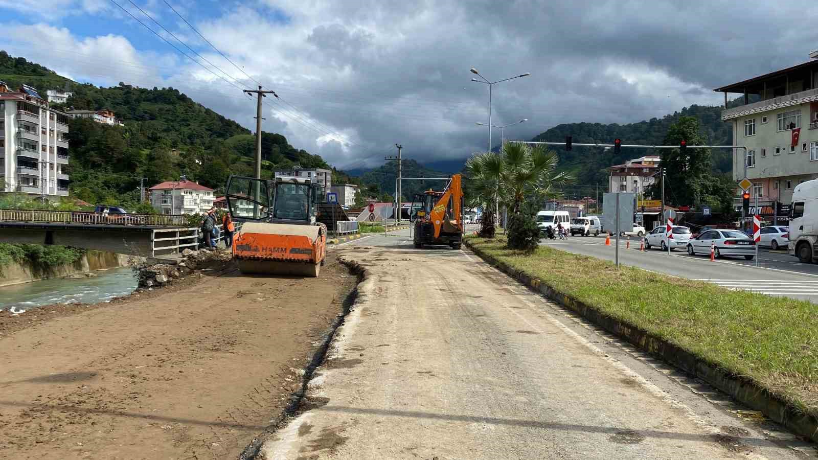 Hopa-Artvin karayolunda heyelan nedeniyle yaşanan çökmenin ardından çalışmalar sürüyor
