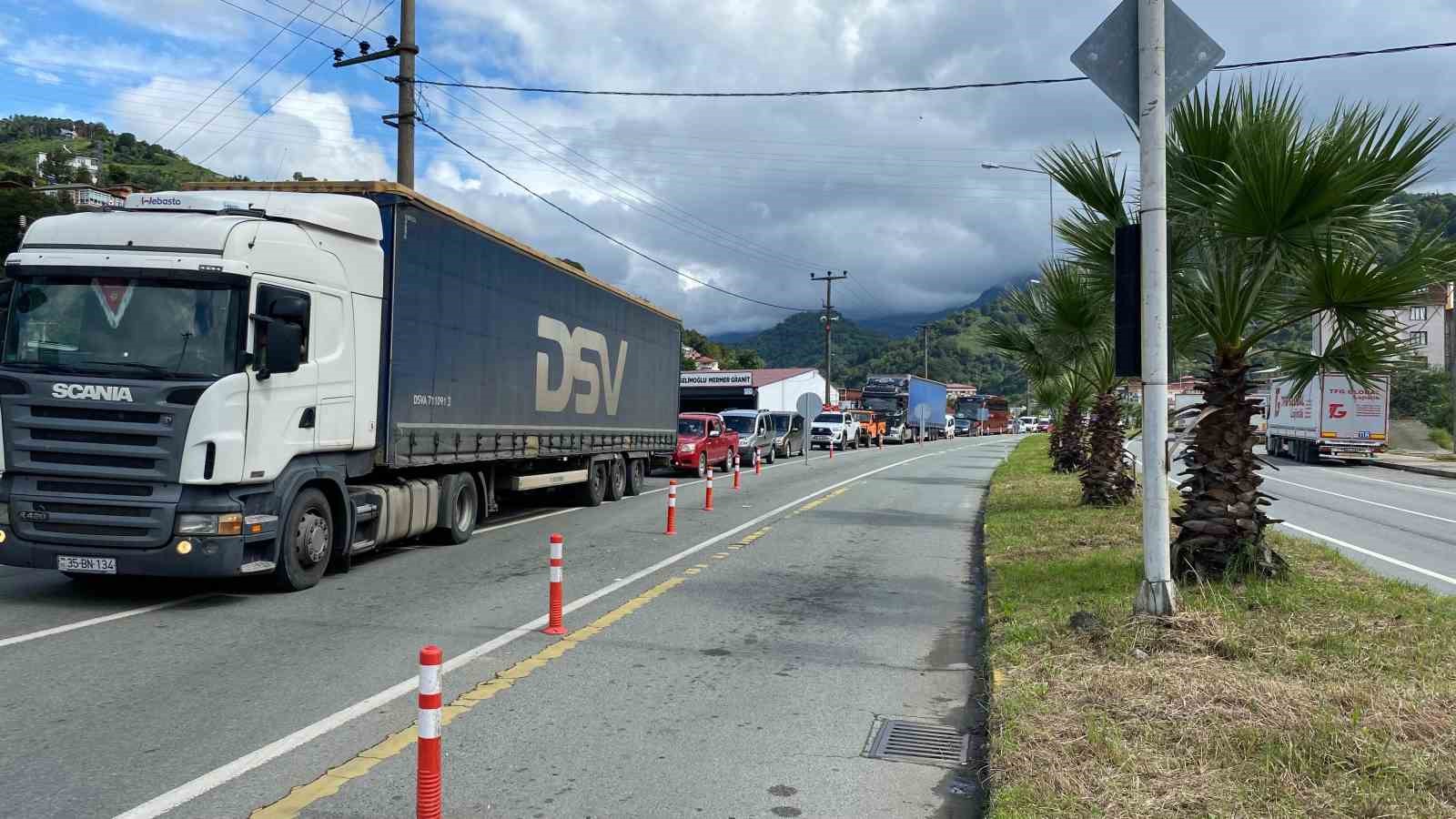 Hopa-Artvin karayolunda heyelan nedeniyle yaşanan çökmenin ardından çalışmalar sürüyor
