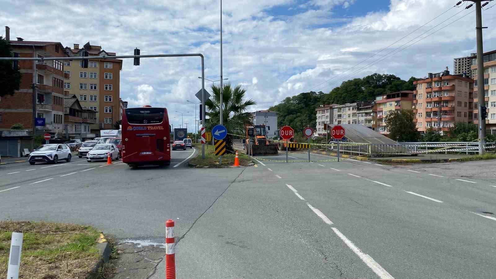 Hopa-Artvin karayolunda heyelan nedeniyle yaşanan çökmenin ardından çalışmalar sürüyor
