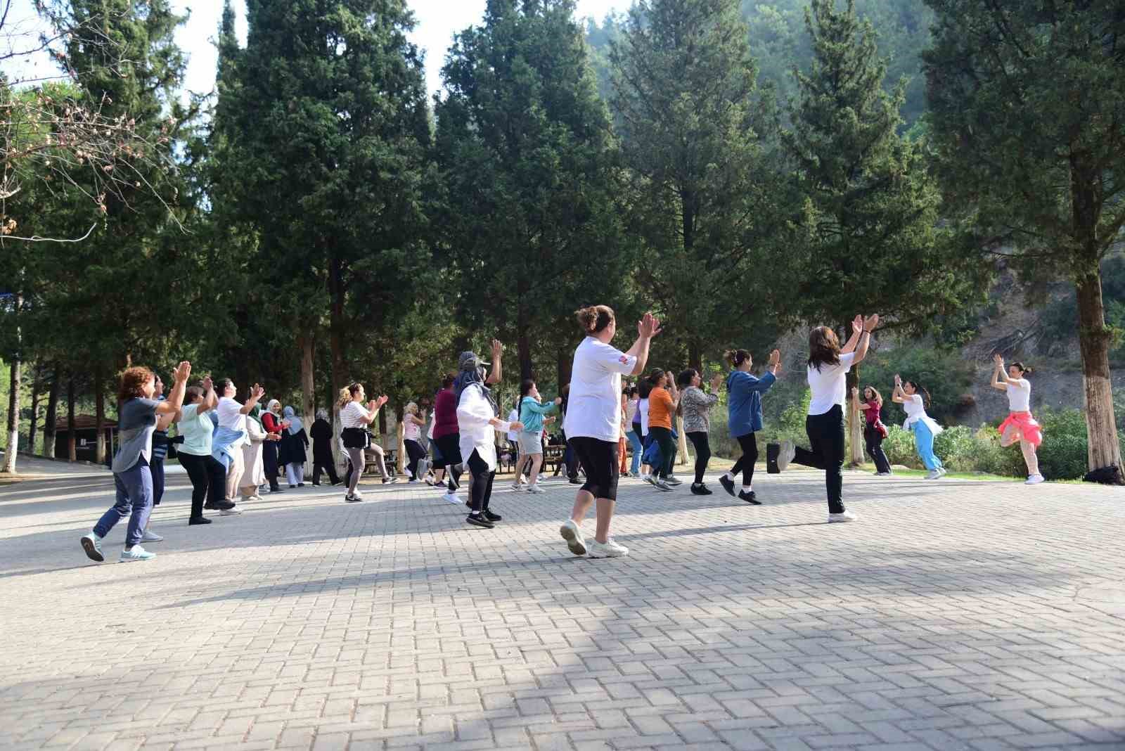 Yunusemreli kadınlar Avrupa Hareketlilik Haftası’nda açık havada spor yaptı
