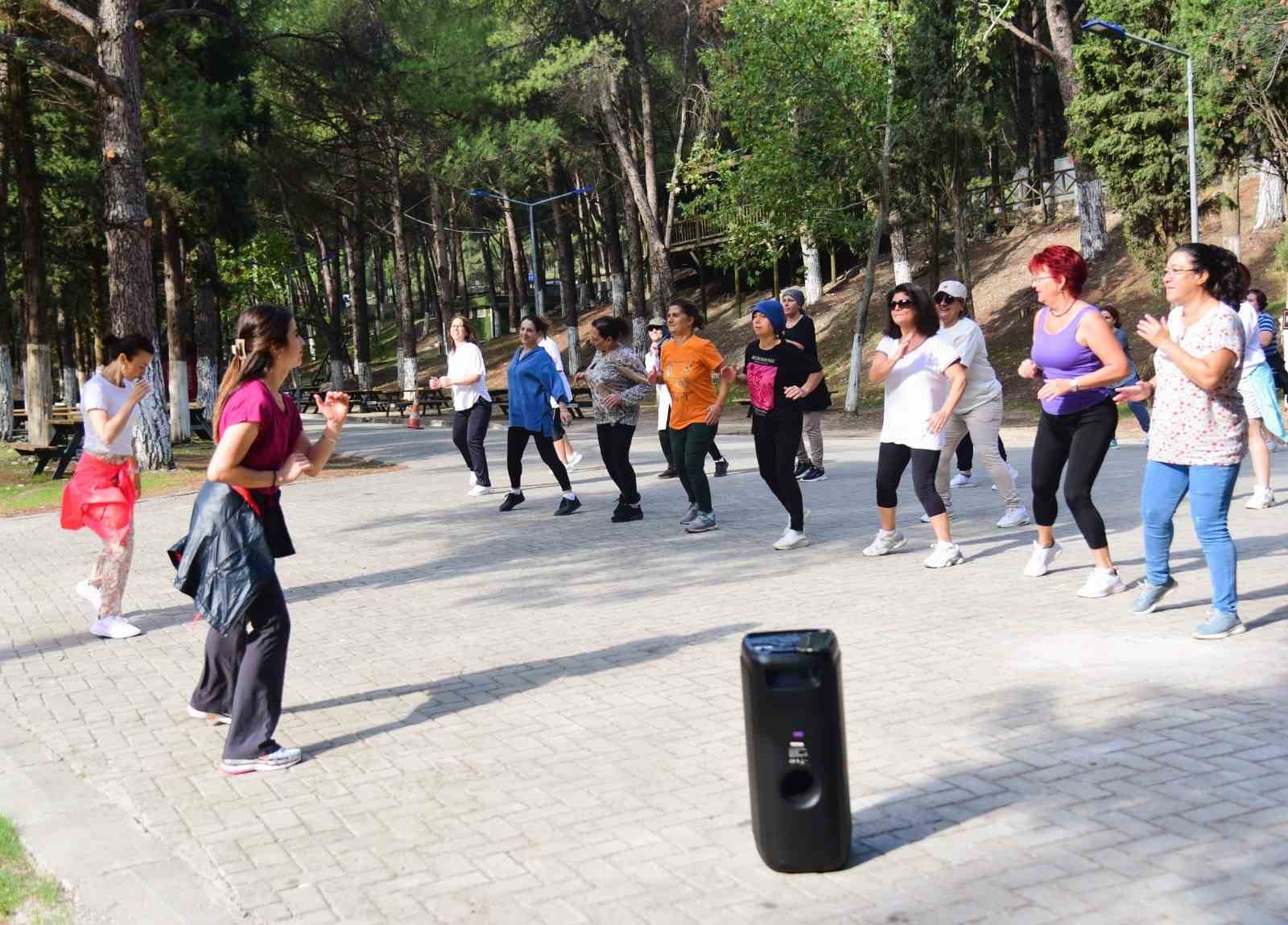 Yunusemreli kadınlar Avrupa Hareketlilik Haftası’nda açık havada spor yaptı
