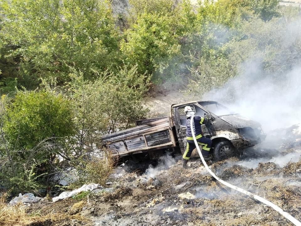 Şarampole devrilen kamyonet yangına neden oldu
