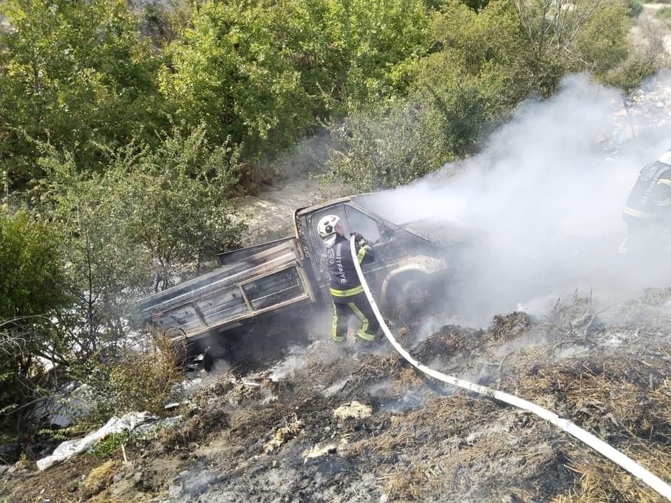 Şarampole devrilen kamyonet yangına neden oldu
