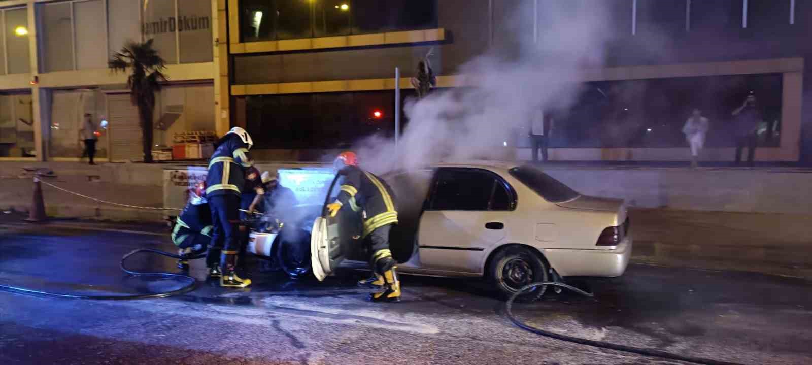 Şanlıurfa’da park halindeki otomobil alev alev yandı
