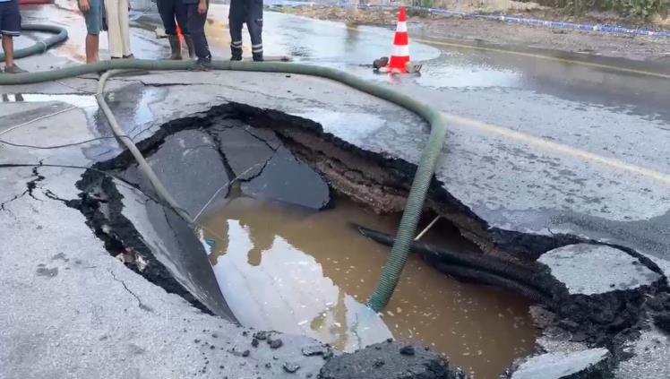 Bodrum’da patlayan isale hattı marketi göle çevirdi, mahsur kalanları vatandaşlar kurtardı
