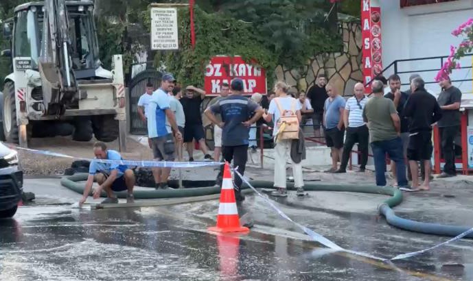 Bodrum’da patlayan isale hattı marketi göle çevirdi, mahsur kalanları vatandaşlar kurtardı
