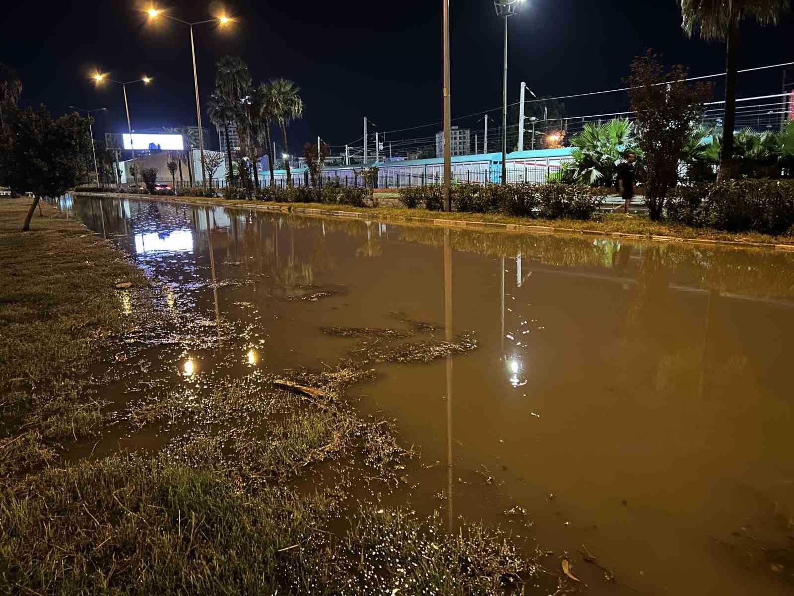 Şiddetli yağışla birlikte göle dönen caddelerde vatandaşlar zor anlar yaşadı
